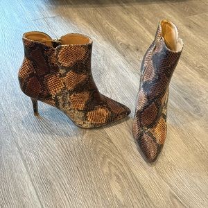 🆕 ZIGI SOHO Savida snake print booties Size 8